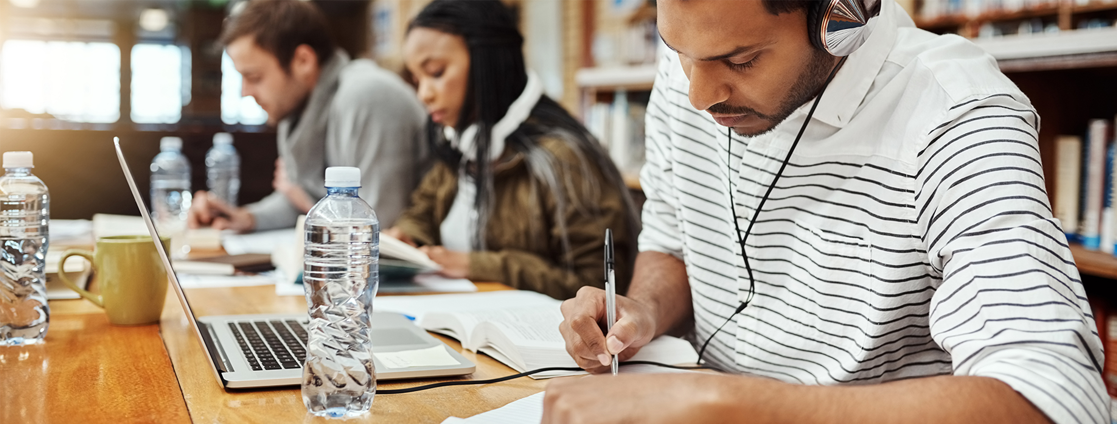 Étudiants bibliothèque