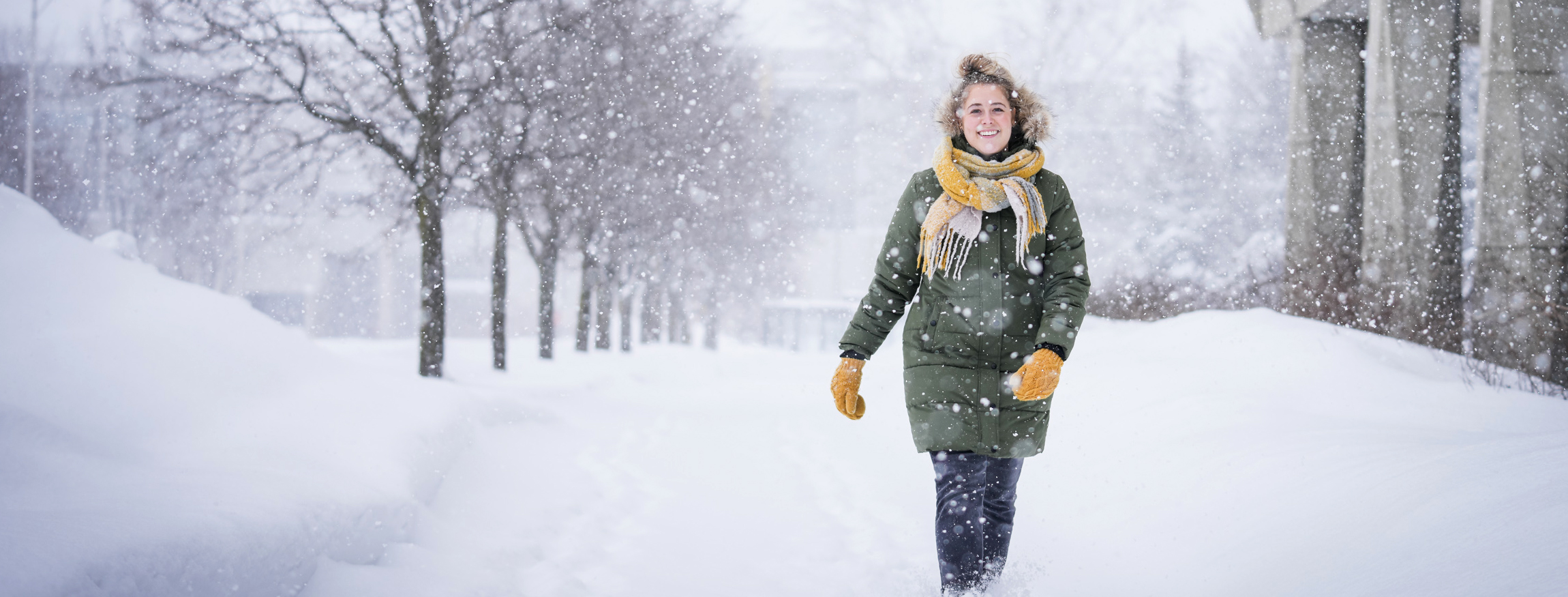 Fille marchant dans la neige