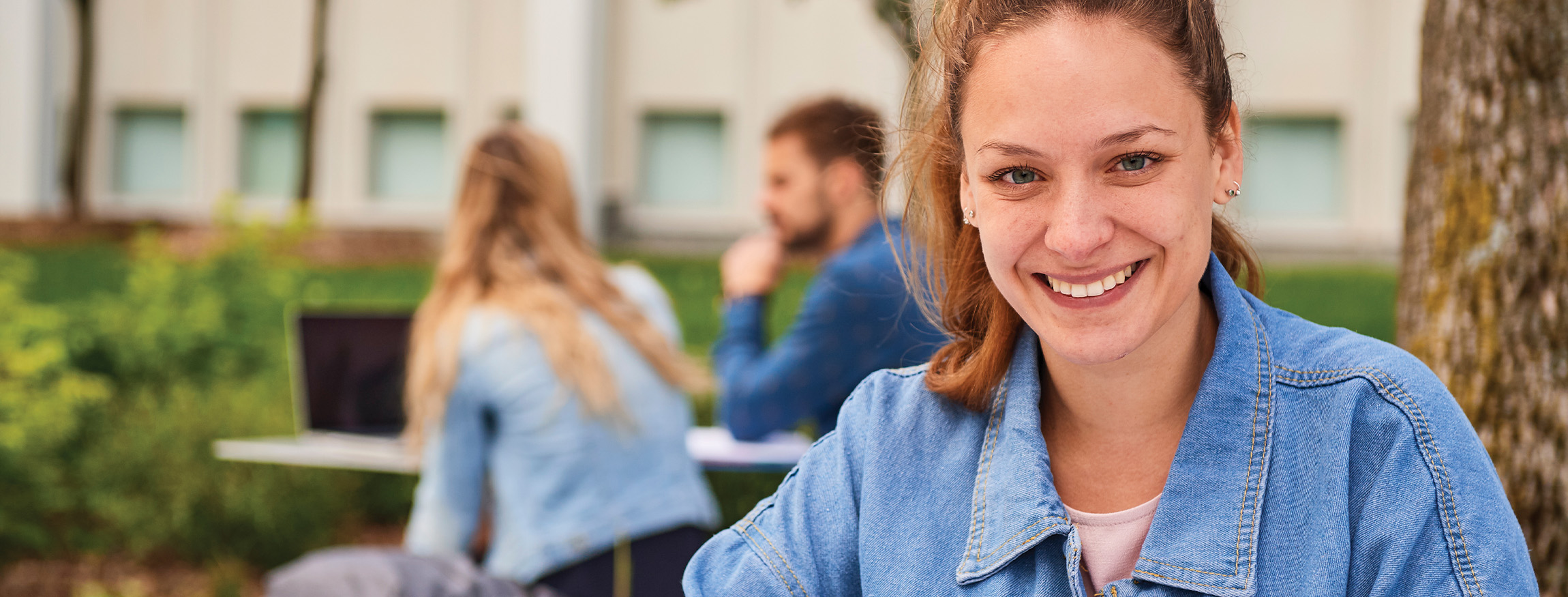 Fille représentant l'admission à l'Université Laval