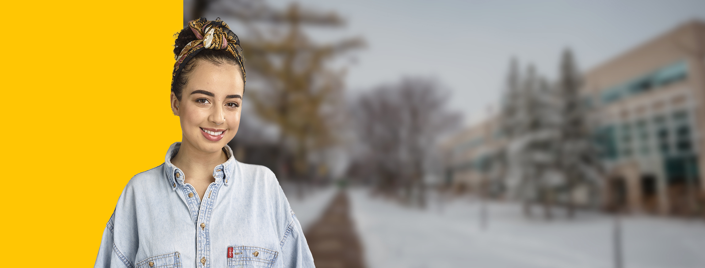 une étudiante sur le campus