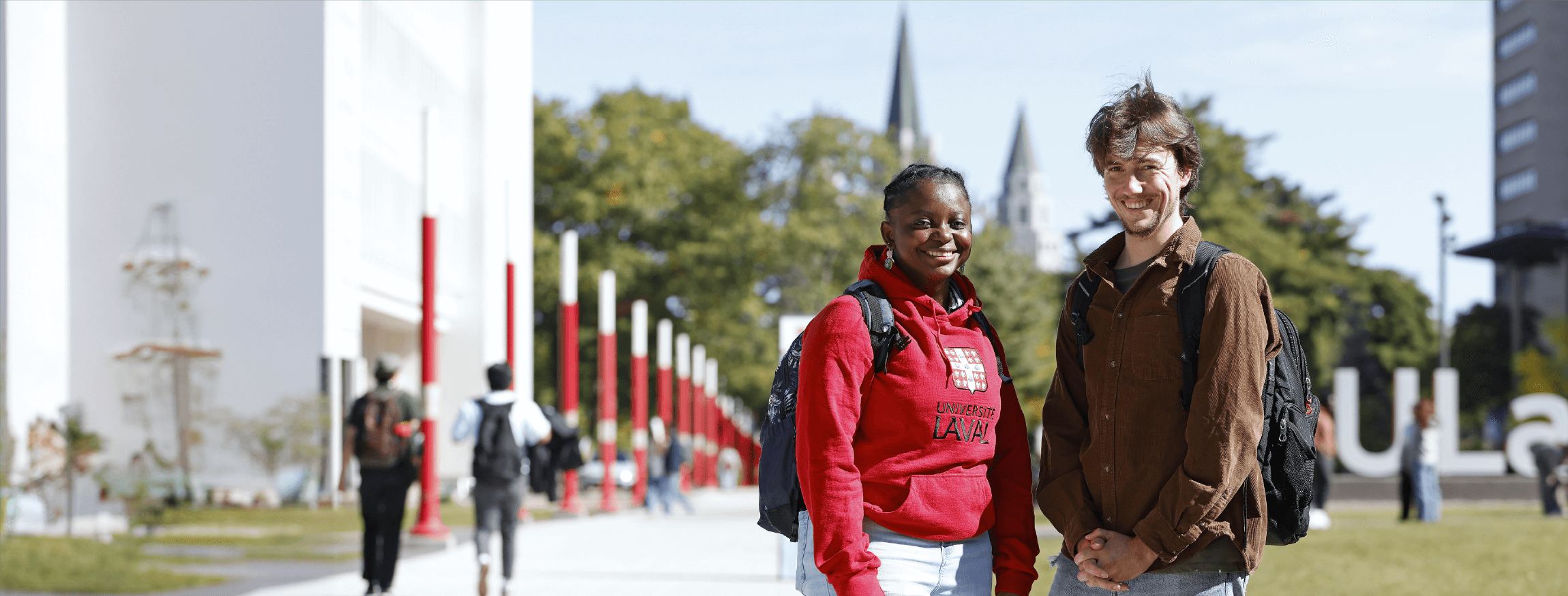 étudiante et étudiant sur le campus