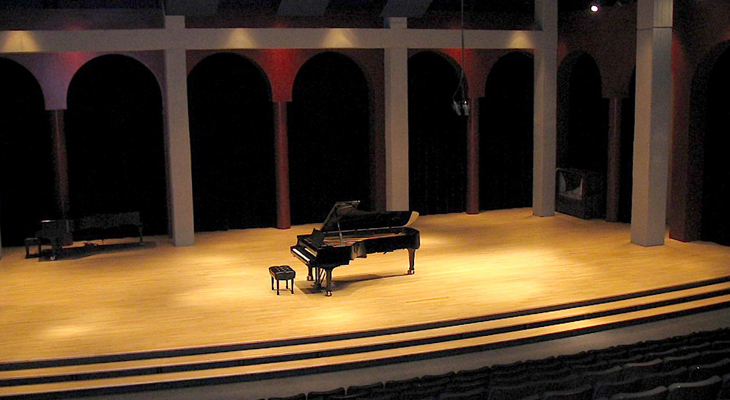 Image scène Henrie-Gagnon avec piano à queue