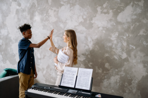 2 enfants au piano