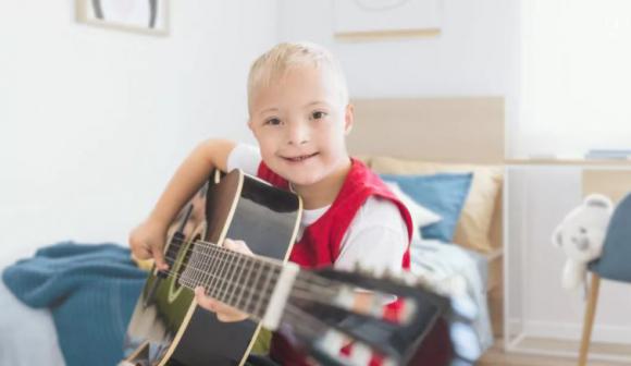 enfant avec guitare