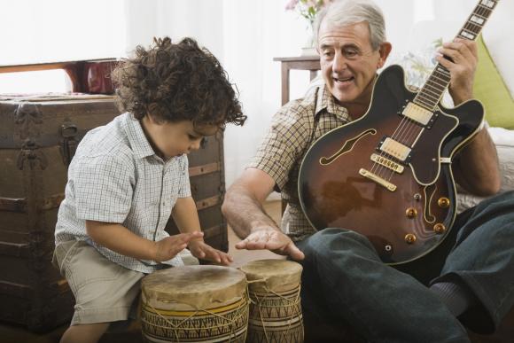 2 personnes jouant de la guitare