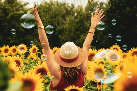 personne dans un champ de fleurs