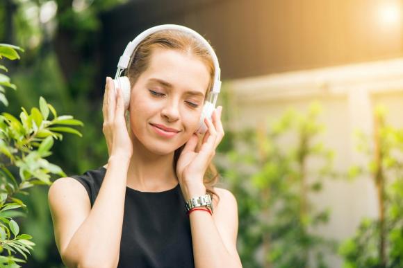 personne qui écoute de la musique