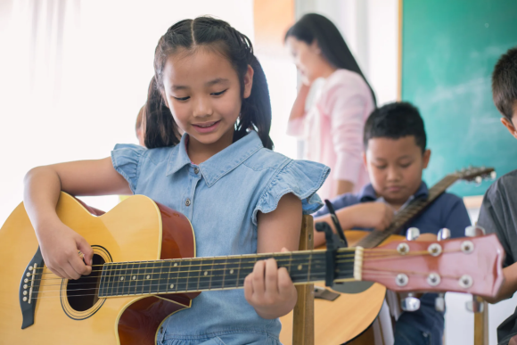 Enfants jouant de la musique